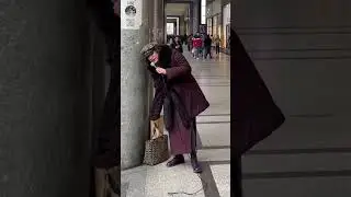 C&rsquo;&egrave; solo da imparare #busker #torino #artistadistrada #busking #canzonedamore