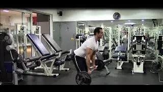 Musculation du dos : Le rowing buste penché 