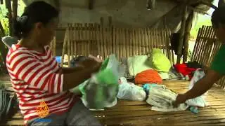 Philippines typhoon survivors beg for food
