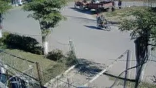 F/2 mirpur azad kashmir, electric board workers dropped the pole in the road,missed car with kids.