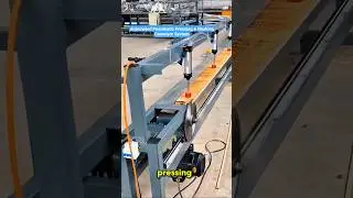 Erstaunliche pneumatische Presse auf einem F&ouml;rderband | Automatisierte industrielle Presstechnologie