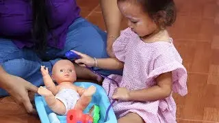 Balita Lucu Memandikan Boneka Bayi - Mainan Anak Boneka Bayi - Baby Doll Bath Time