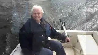 Segeln Plön Bosau - alter Mann rockt den See mit FAM Jollenkreuzer