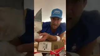 Fremder schickt Dave Portnoy beim Auspacken ein lebendes Tier