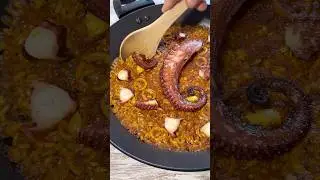 Arroz seco de pulpo y calamares 🥘🐙🦑 #recetas #youtubeshorts