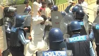 Dunya News-Protest against rigging: Police, PTI workers clash in Islamabad