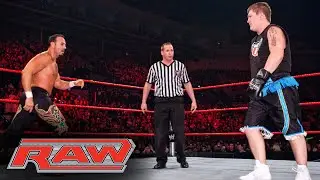 Рики Хаттон сражается с Чаво Герреро в матче боксёра против рестлера: Raw, 9 ноября 2009 г.