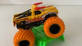 Обзор модели Hotwheels Monster Jam 2016 Color Treads Yellow El toro loco