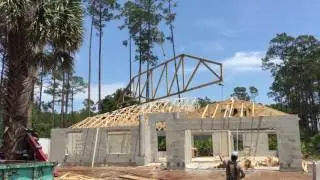 Roof construction in new house in Florida строительство крышы в новом доме во Флориде