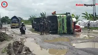 TERPEROSOK JALAN RUSAK TRUK TRONTON TERGULING