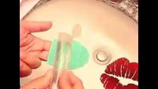 T&eacute;cnica para lavar las brochas con Egg brush