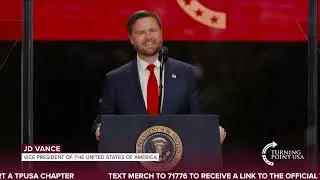 🇺🇸 Вице-президент Джей Ди Вэнс выступает в Мемориале Чарли Кирка в Turning Point USA в Глендейле,...