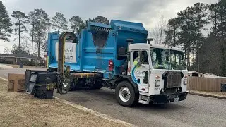 Peterbilt 520 ZR Collecting Trash