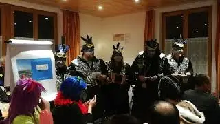 Huttwiler Fasnacht 2023 'Houptsach bunt'  Buebegl&uuml;nggeler im Bahnhof 01 20230303al