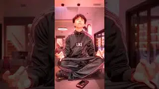 Рэй и Крис неожиданно позируют во время разговора 🤣