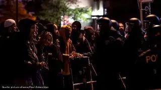 RIGAER STRASSE: Zusammenst&ouml;&szlig;e zwischen Pegida-Anh&auml;ngern und Gegendemonstranten