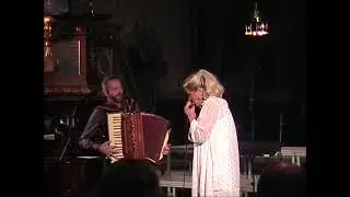 Karl-Bertil Jonsson av Bengan Janson dragspel och Tina Ahlin munspel.