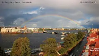 Полная радуга в Петербурге перекинулась через Неву над Петропавловским собором и Дворцовым мостом