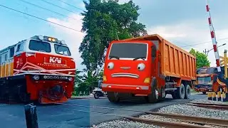 Di perlintasan ini berkumpul bus tayo,Rogi,truk gandeng,trukdump,mobil towing,bus telolet,truk oleng