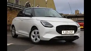 Suzuki Swift Motion 1.2 MHEV YJ25 ZXT, 5-дверный, жемчужно-белый/серая крыша, 2025 год выпуска.