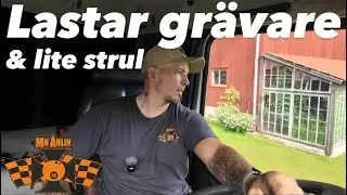 Lastar grävmaskin på Volvo FH 16 och förbereder för ett grävjobb