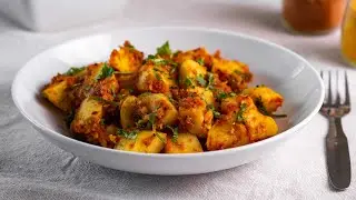 Indian Bombay Aloo - Potatoes in a spicy Tomato Sauce - Vegan Recipe