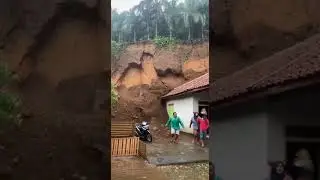 detik detiik tanah longsor hampir memakan