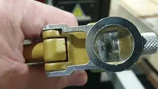 Ленточнопильный станок Grizzly 17 дюймов с использованием направляющих для отрезной пилы.