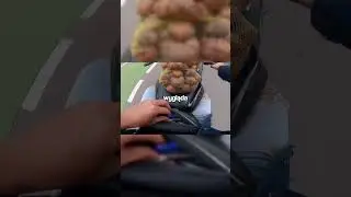 Motocyklista kradnie POMIDORY! @jatmiko_hadi_negoro