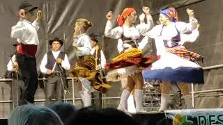 Música Folclórica - Vareira linda vareira - Saias rolantes que mostram as pernas das dançarinas.