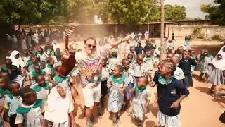 Singing &bdquo;Papagei&ldquo; with children - Leo Aberer