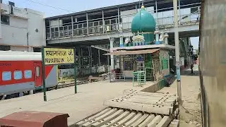 यमुना नदी को पार करके प्रयागराज शहर से निकलकर प्रयागराज जंक्शन पहुंचती हुई नेताजी एक्सप्रेस।