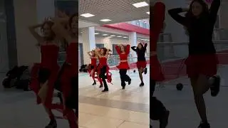 Флешмоб &ldquo;Танцпол везде&rdquo;! 💃 Девчонки зажгли в ТЦ &ldquo;Комсомолл&rdquo;, Красноярск 🔥