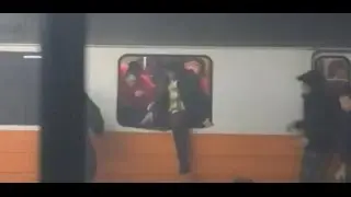 Reizigers slaan zich uit rokende metro