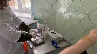 Demonstration of the technique for administering injectable drugs on a simulation mannequin