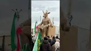Иранский протестующий сжег статую дьявола Ваала.
