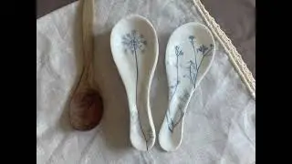 Poggiamestolo in Ceramica Botanica con Fiori Impressi Dipinti in Blu - Poggia Cucchiaio Cucina