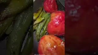 C&oacute;mo hacer salsa de tomates asados ajo chil&eacute;s verdes mmmm riquicima en el molcajete