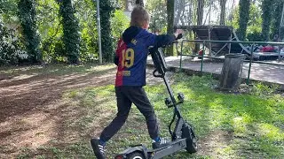Lory sgomma con il monopattino