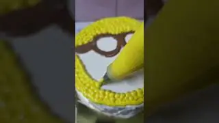 Very simple and easy Minions cake decoration!! 🍌
