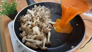 Just pour the eggs over the enoki mushrooms! Easy and delicious mushroom egg stir fry recipe!