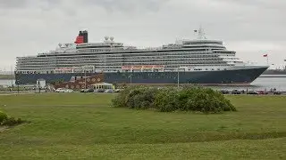Queen Elizabeth passage Hoek van Holland with Horn Salute / QE / Cunard