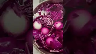 Let&rsquo;s die, beautiful blue Easter eggs, with red cabbage!