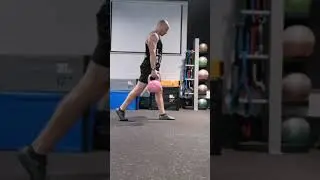 SPLIT SQUAT CARGA A 2 MANOS