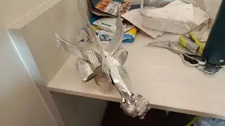 Avion en aluminium qui vole assez loin 