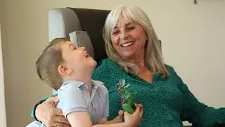 8454 TOPRO Comfort Plus Lady talking with grandson closeup LANDSCAPE FORMAT