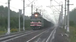 Электровоз ВЛ10-1822 с грузовым поездом