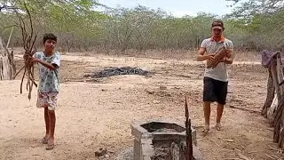 Pregando lenha para torra alguma carne assada fogão a lenha 🪵