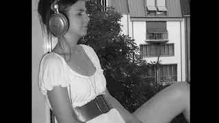 Julia Neumann sings 