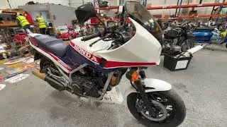 HONDA VF 1000 FE Z 1988 ROKU | KLASYCZNE SAMOCHODY MATHEWSONS | AUKCJA: 8, 9 I 10 PAŹDZIERNIKA 20...